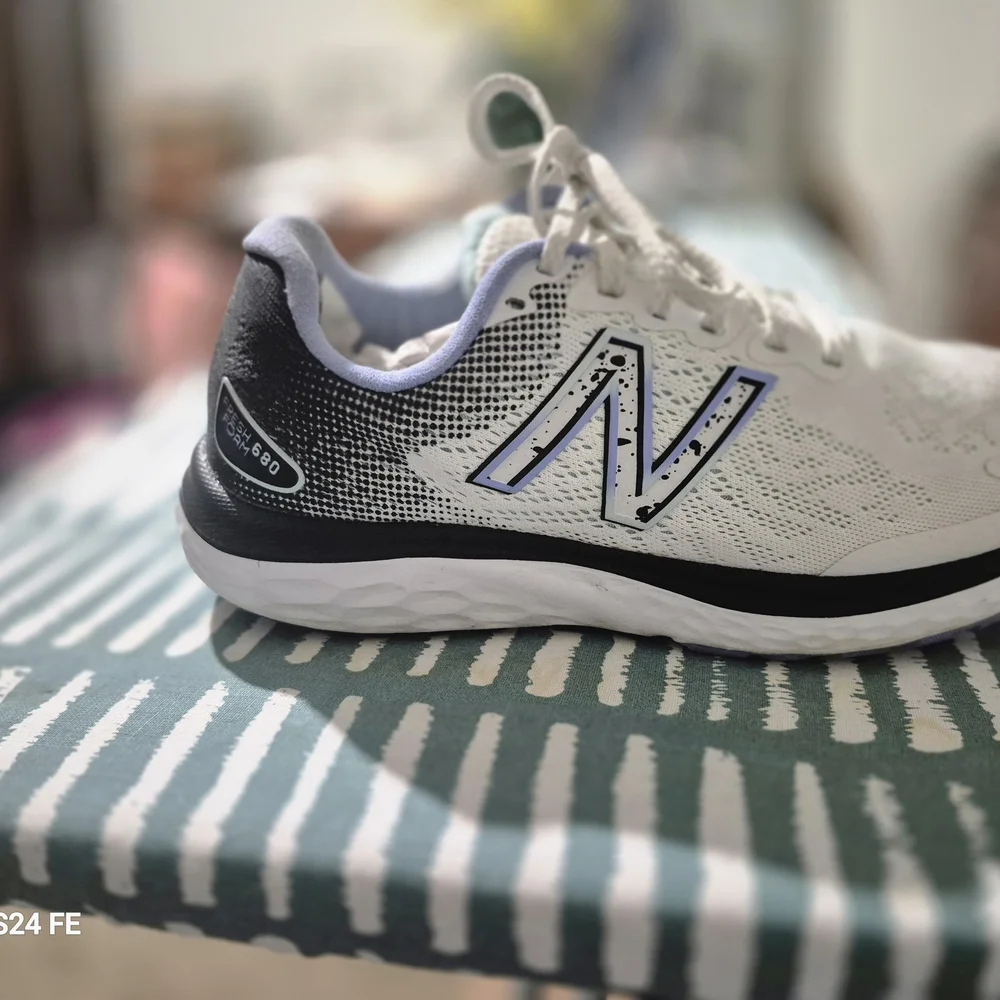 New Balance Women's White and Blue Running Shoes - Picture 2 of 7